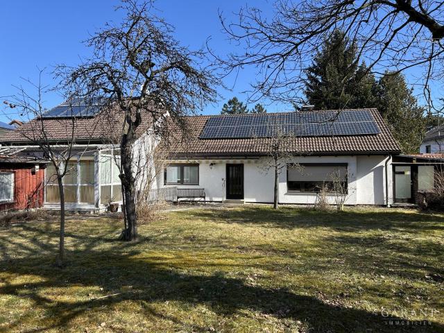 Mehrere Generationen unter einem Dach Sonniges Zweifamilienhaus mit Renovierungsbedarf