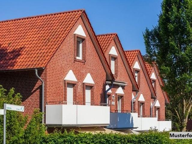 Mehrfamilienhaus mit 4 Garagen