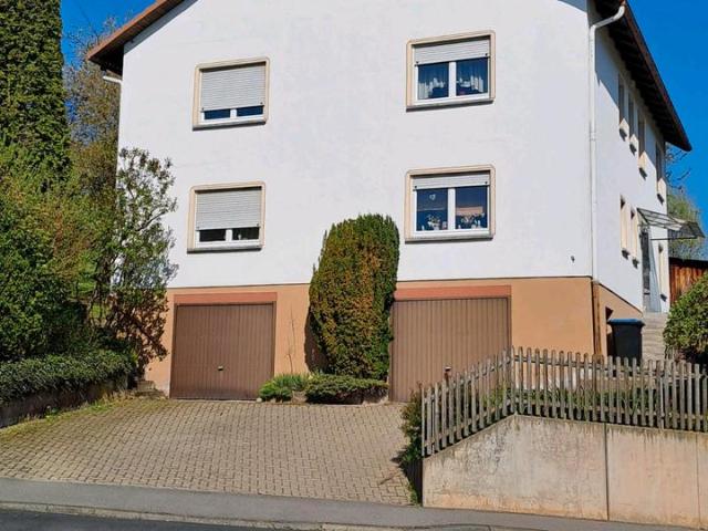 Mehrfamilienhaus mit Zwei Garagen