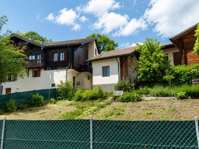 Mehrfamilienhaus mit Anbauten
