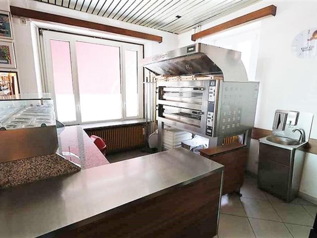 Mehrfamilienhaus mit Bar Restaurant / Mehrfamilienhaus mit einem Restaurant