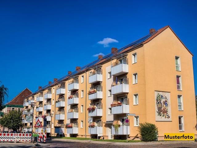 Mehrfamilienhaus mit Carports