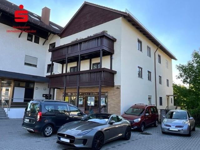 Mehrfamilienhaus mit drei Wohneinheiten, einer Gewerbeeinheit und Baureserven