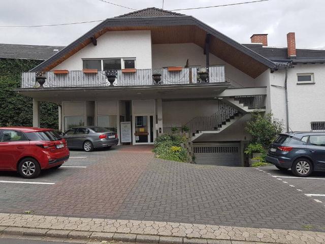 Mehrfamilienhaus mit Gewerbe