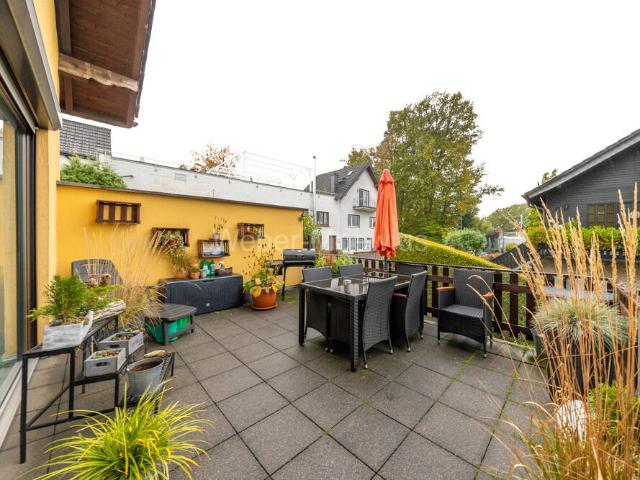 Mehrfamilienhaus mit neuer Luft Wärmepumpe, Terrassen, Balkon, Garagen + Doppelcarport
