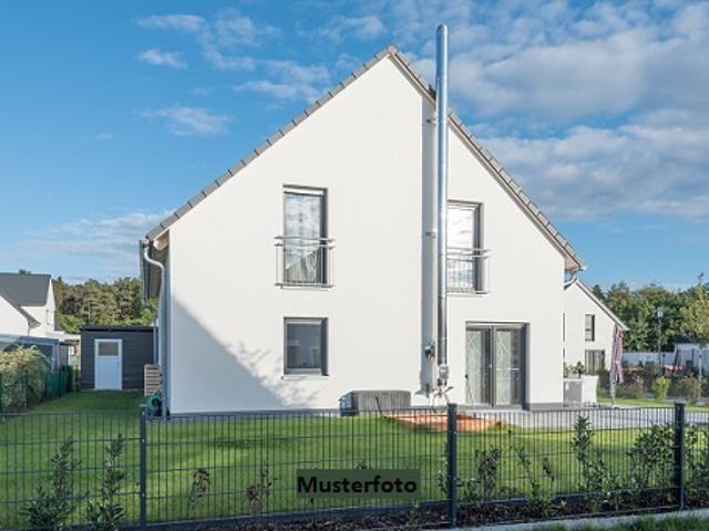 Mehrfamilienhaus mit Stellplätzen