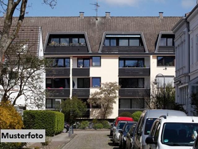 Mehrfamilienhaus nebst Gartenfläche