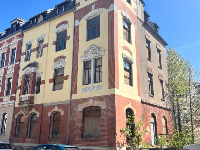 Mehrfamilienhaus entkernt wartet auf neues Leben
