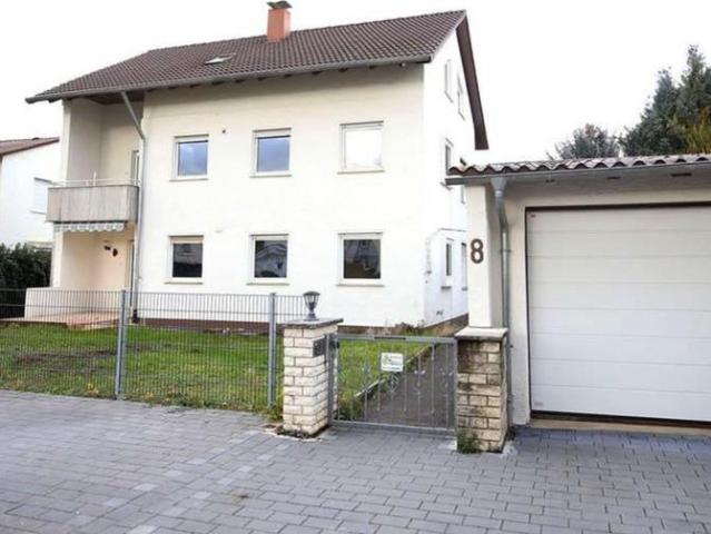 MEHRFAMILIENHAUS in guter WOHNLAGE 8 ZIMMER,STELLPLÄTZE,GARAGE