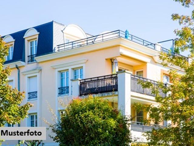 Mehrfamilienhaus Komplex mit Garagen