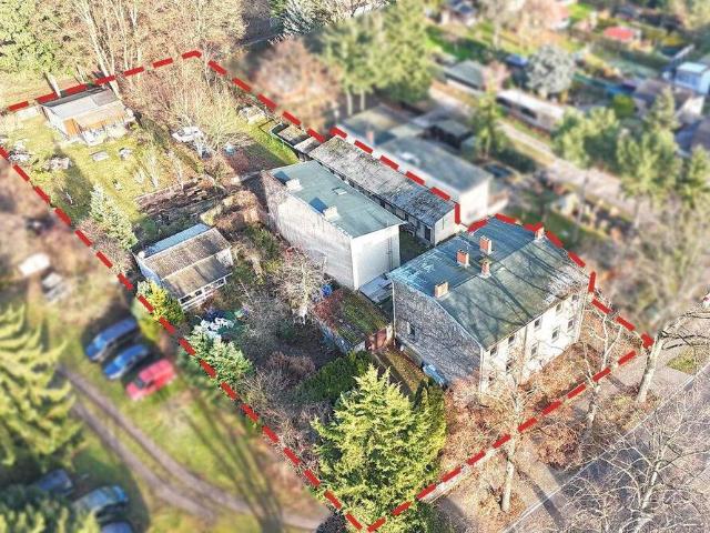 Mehrfamilienhaus, Remise und 2 Gartenhäuser im Berliner Speckgürtel