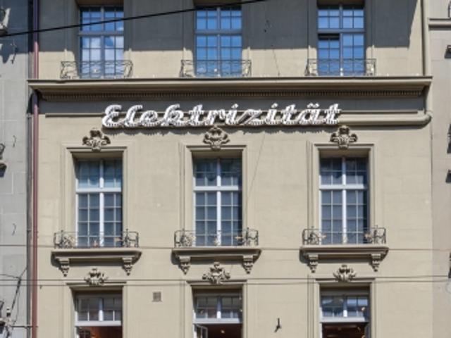 Mein neues Büro im Haus mit der ältesten Leuchschrift von Bern!