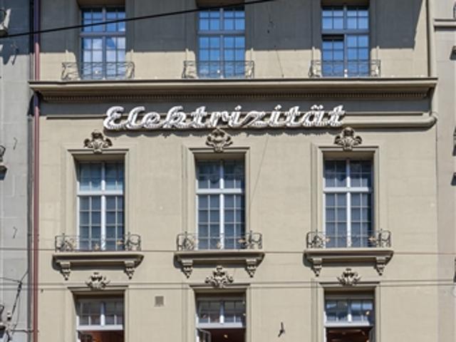 Mein neues Büro im Haus mit der ältesten Leuchschrift von Bern