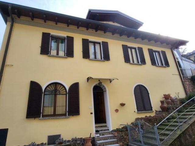 Meina VENDESI CASA INDIPENDENTE CON GIARDINO PRIVATO