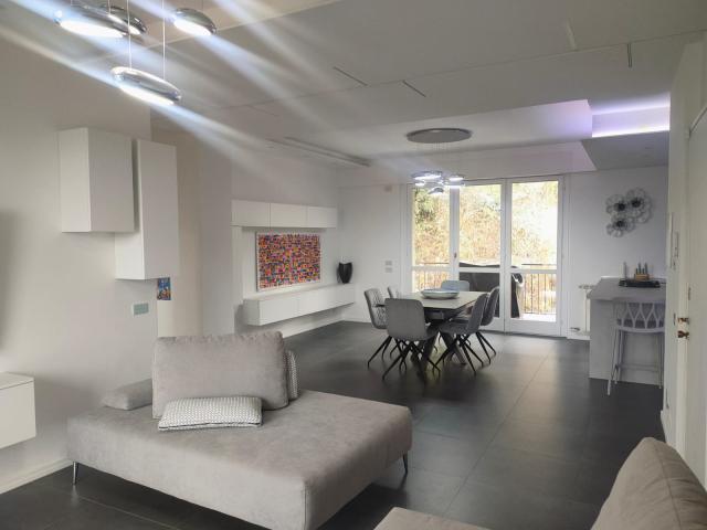 Meina Fronte Lago: Trilocale Arredato con Terrazzo, Garage e Vista Panoramica