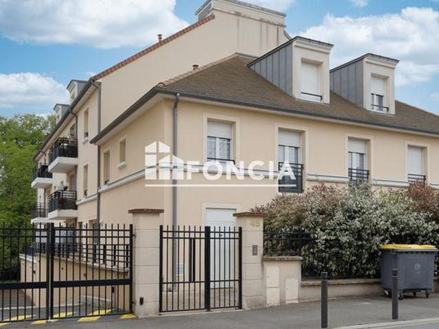 Melun: Studio avec grande terrasse plus place de parking en sous sol– Gare de Melun à 5 minutes
