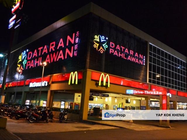 MELAKA MEGAMALL DATARAN PAHLAWAN