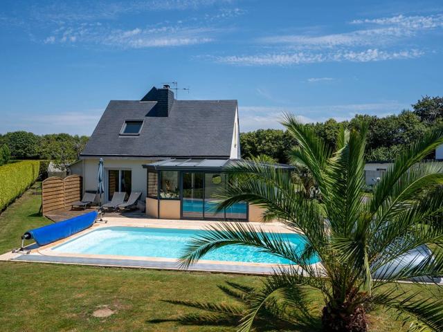 MELGVEN Maison T5 de 103 m², avec piscine située en impasse et