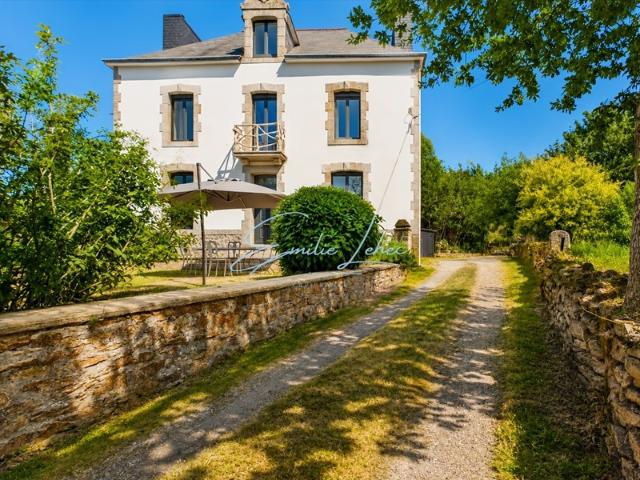 Melgven – Propriété de caractère de 197 m² avec dépendances en pierre sur plus de 8 600 m² de terrain
