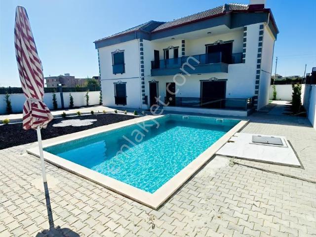 Mert Emlaktan 4+1 Satılık Villa Havuzlu Extralı Takasa Acık
