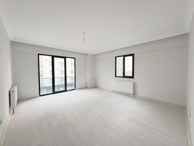 Mertcan'dan Yayalar Mah. Site İçi Ara Kat Balkonlu 3+1 Daire