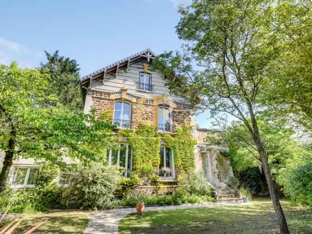 MERVEILLEUSE MAISON LUMINEUSE de 7 pièces 153m2 sur un TERRA