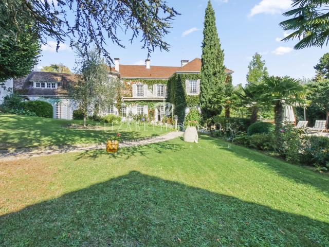 MERVEILLEUSE PROPRIETE 245M2 SPACIEUSE PISCINE LIGNE J 5 MINUTES A PIED l HYPER CENTRE VILENNES SUR SEINE