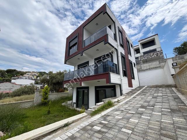 Mera Emlaktan Pelitköy Mevki Denize 200m Bahçeli 4+1 Sıfır Villa