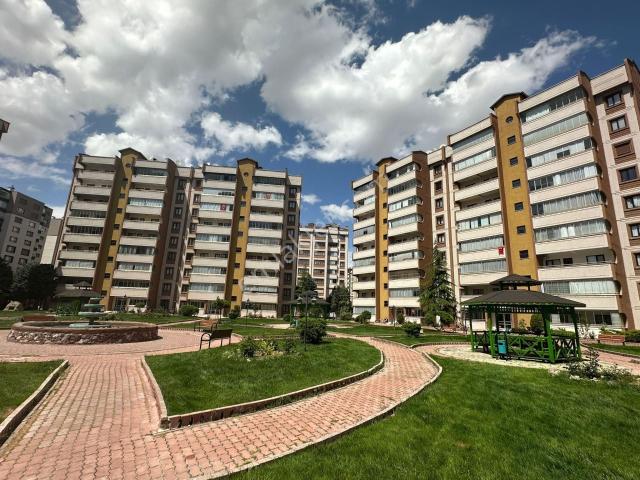 Meram Havzanda Beyzade Sitesinde 3+1 Arakat Satılık Daire