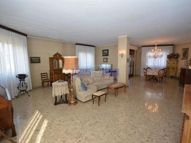 Merate, appartamento con terrazzo