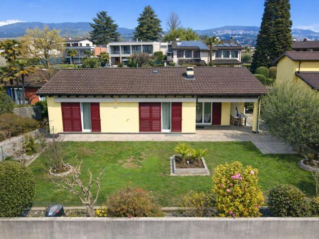 Meravigliosa casa unifamiliare con giardino, vista e posizione soleggiata