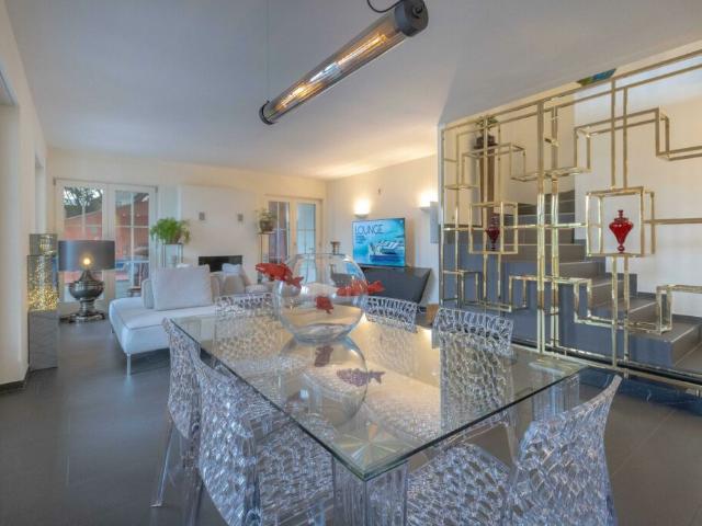MERAVIGLIOSA VILLA 5.5 CON VISTA LAGO IN COLLINA D'ORO
