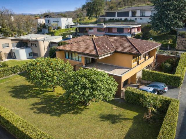 Meravigliosa villa con ampio giardino in Villa Foresta