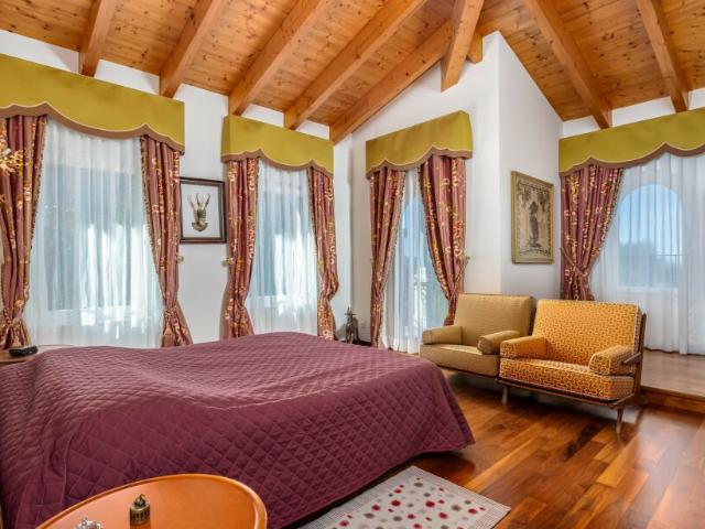 MERAVIGLIOSA VILLA DI 5.5 LOCALI COME NUOVA A VILLA LUGANESE