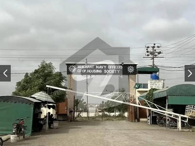 Merchant Navy Society Sector 15a2 Flat 3bed Dd 1600 Sq Feet With Roof 4th Floor Commercial Main Entrance Facing 60by80 Wide Road