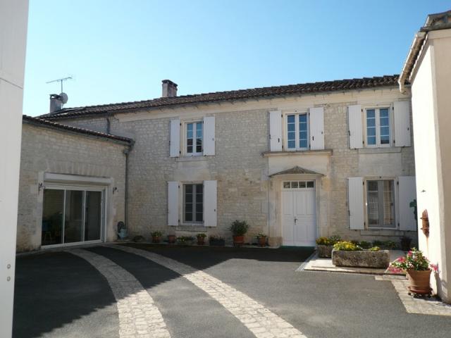 ? MERIGNAC 16 A vendre MAISON de CARACTERE en Pierre avec Piscine ?