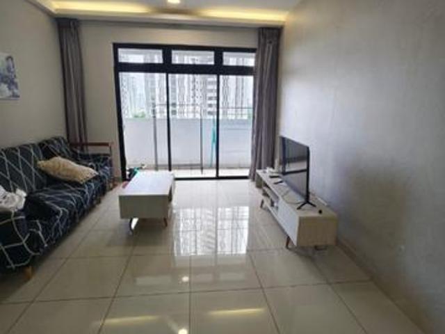 Meridin medini 3 bedroom 2 toilet furnish cw7l bus 2 car big balcony