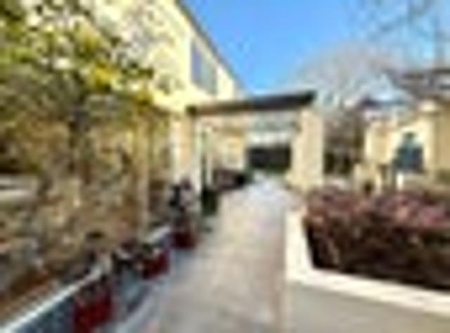 Merivale, 4 bedrooms, $1050 pw
