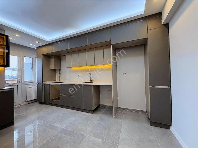 Merkez Efendi Mahallesinde Zeminden Asansörlü Cadde Üzerinde 3+1