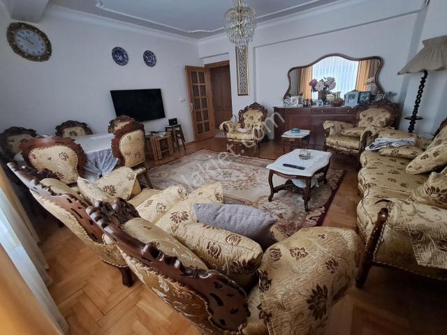 Küçükçekmece'de Merkezi Konumda Teraslı 5+2 Çift Daire