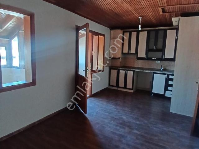 Merkezi Konumda, Keyifli Teraslı Ve Masrafsız Kiralık 1+1