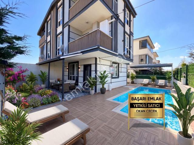 Merkezi Konumda Önü Park Köşe Parsel Havuzlu Lüks Villa