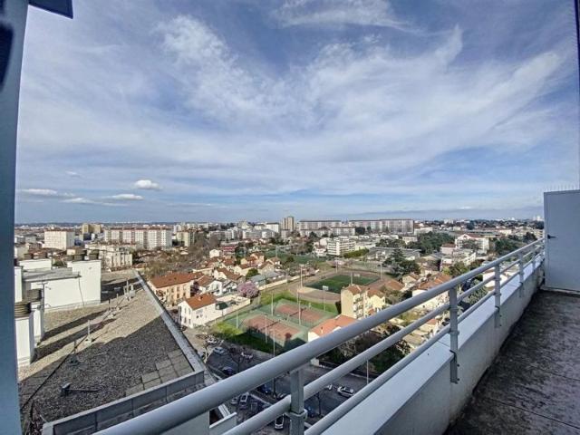 Mermoz Pinel appartement T5 meublé en dernier étage