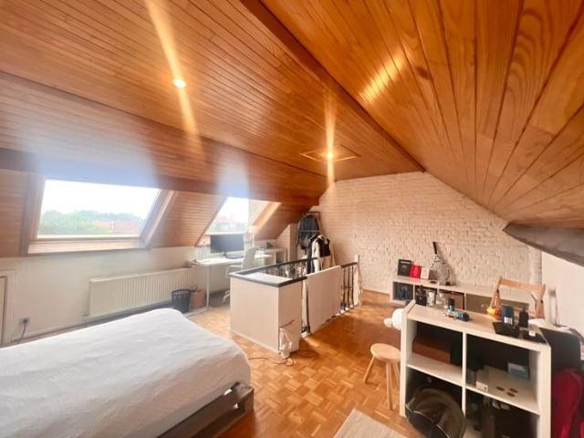 Mérode/Montgomery: Bright 2 bedroom duplex + attic