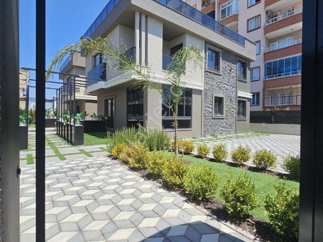 Mersin Mezitli Kuyuluk'ta Site İçi Havuzlu Teraslı Villa