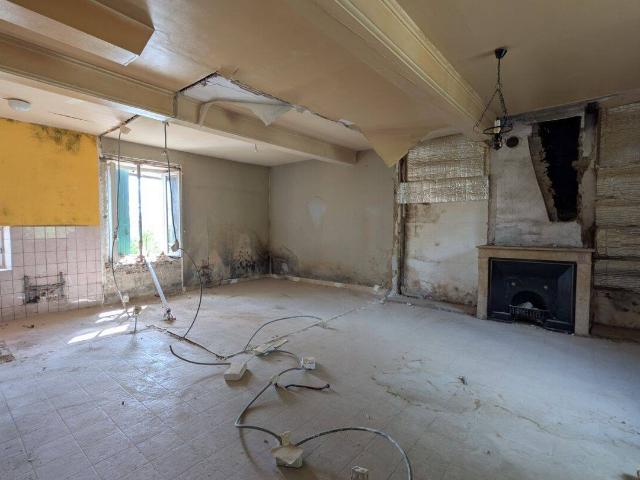 MESSIMY Plateau brut à aménager de 37,90 m² en centre village