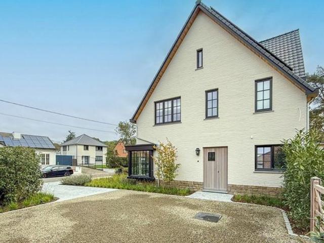Met oog voor detail gerenoveerde woning gelegen te Zonhoven!