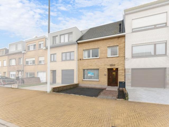Met zorg onderhouden rijwoning gelegen te Oostende Ravers