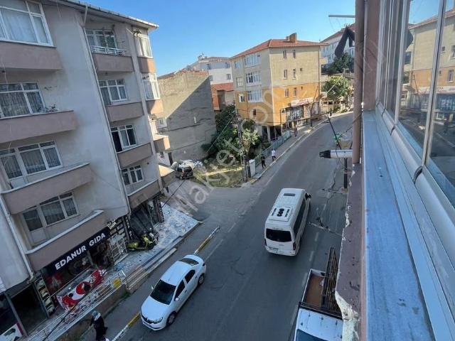 Meta'dan Çamçeşme Cadde Üzerinde Merkezi Konumda Geniş 3+1 Daire