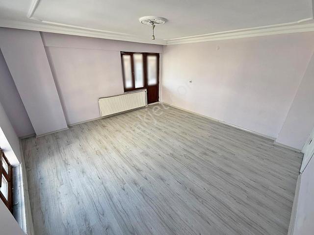 Metin Yapı'dan Cadde Üzeri Teraslı İskanlı Kombili Satılık 2+1!